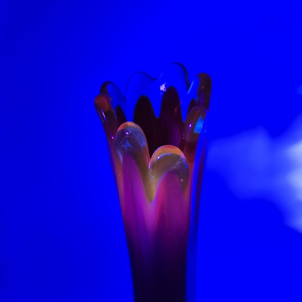 Vtg L.E. Smith 13" Swung Vase Amberina Cadmium UV Glow 8-Finger MCM Glass - Picture 4 of 10